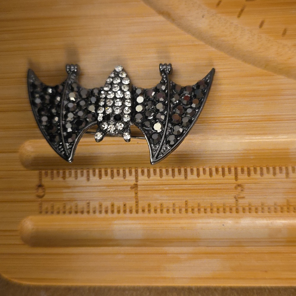 Rare Bat Brooch Covered In Simulated GEMS - Picture 3 of 4